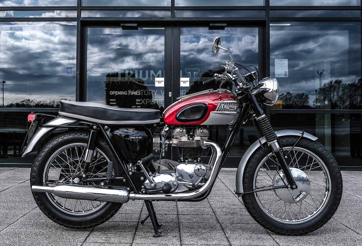 En attendant, il serait difficile de distinguer de loin cette TR6 rouge menthe des modèles modernes.