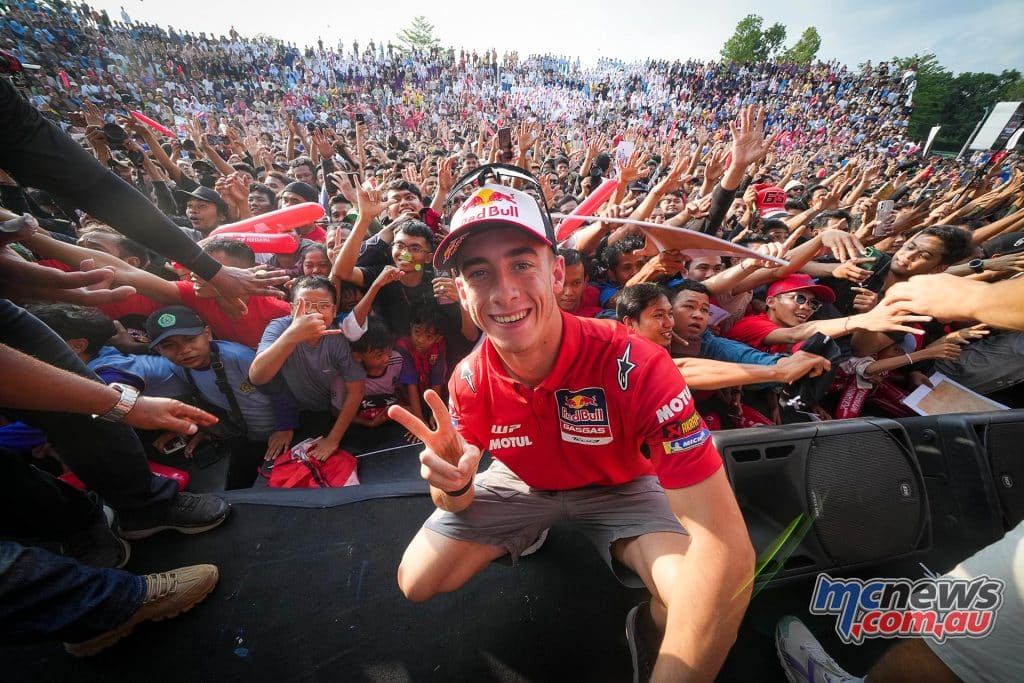 Moto-L39Indonesie-enflamme-le-MotoGP-alors-que-les-pilotes-se