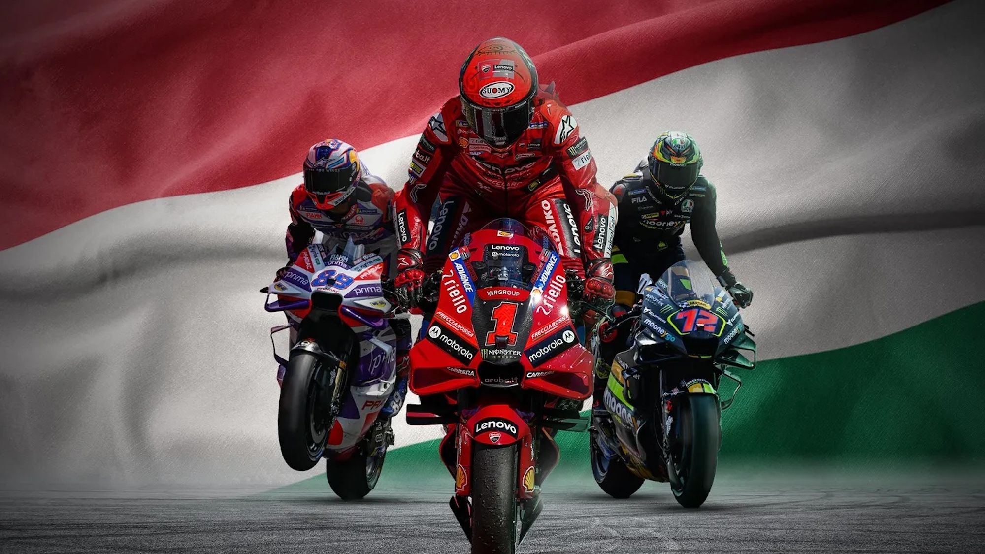 Trois pilotes MotoGP devant un drapeau italien.