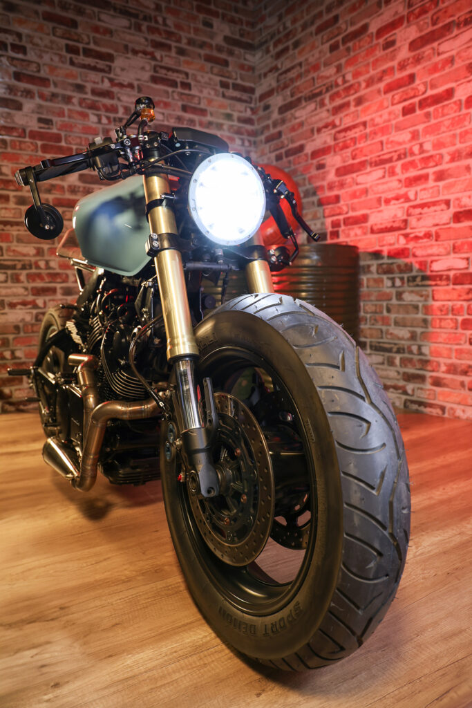 , Moto- Yamaha XV920 inspirée de Gulf Racing en provenance de Bulgarie.