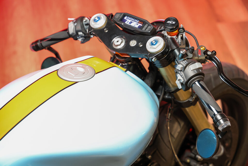 , Moto- Yamaha XV920 inspirée de Gulf Racing en provenance de Bulgarie.