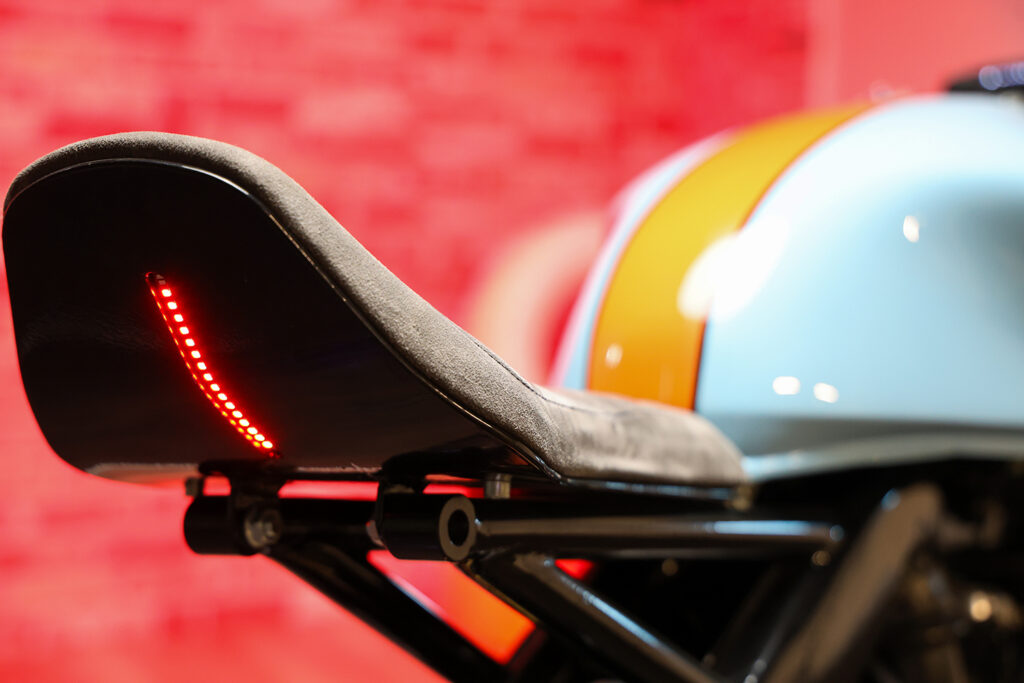 , Moto- Yamaha XV920 inspirée de Gulf Racing en provenance de Bulgarie.