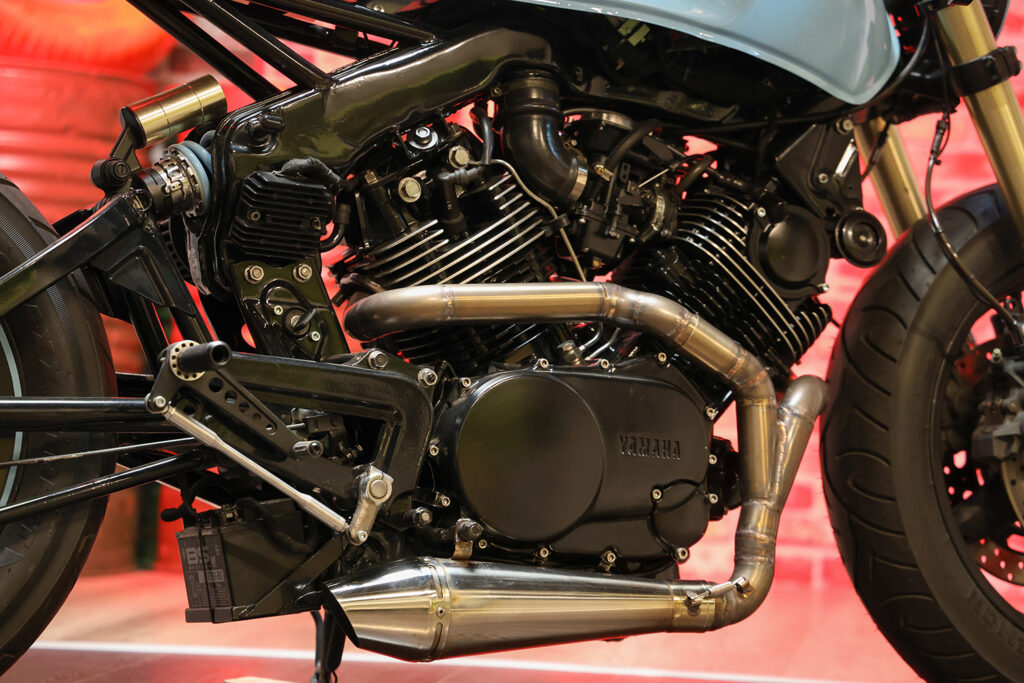 , Moto- Yamaha XV920 inspirée de Gulf Racing en provenance de Bulgarie.