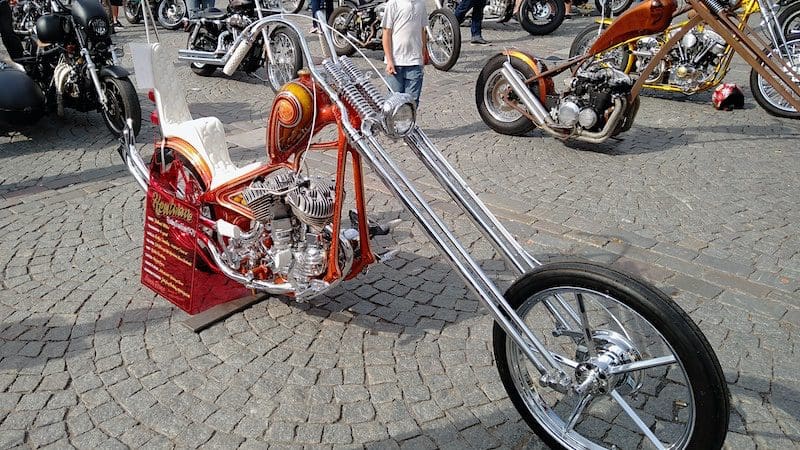 Moto personnalisée avec une tête plate Harley-Davidson