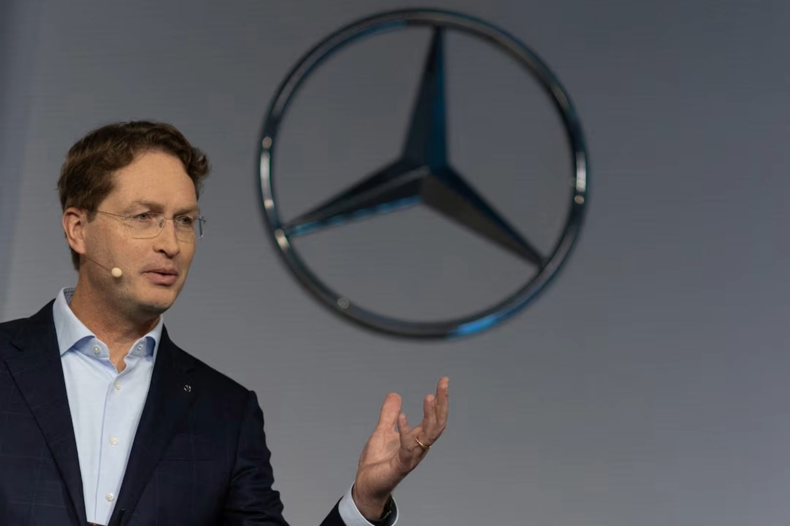 Ola Källenius, PDG de Mercedes-Benz, lors d'une conférence de presse.
