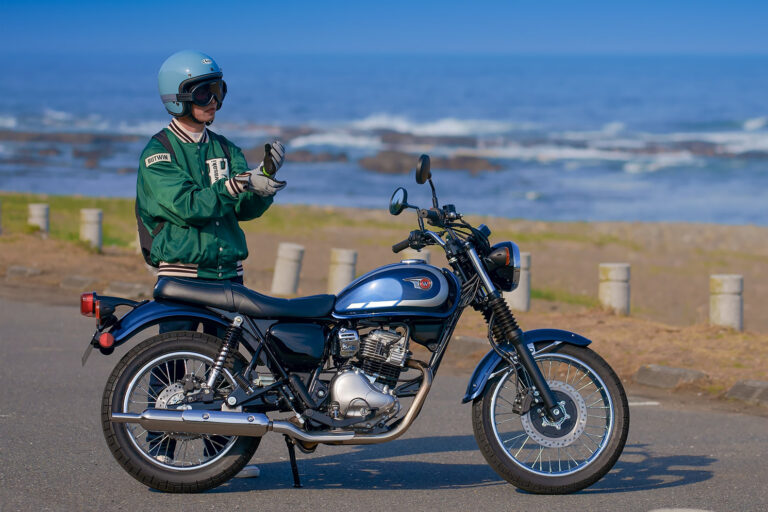 Triumph Bobber personnalisé et constructions emblématiques de Motocrew et plus