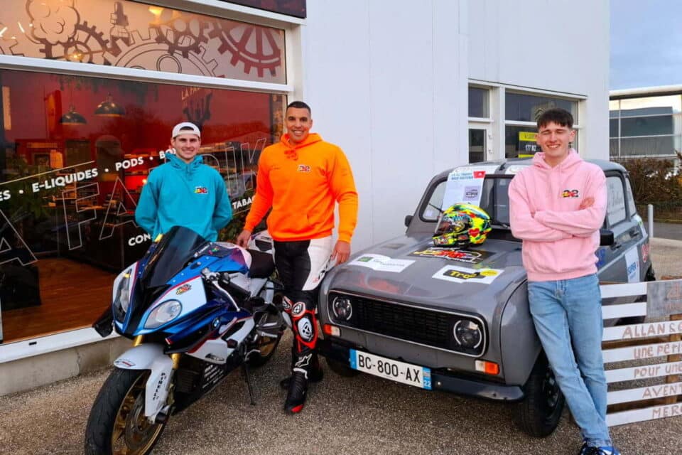 Jérôme Le Buzullier, Joe Bar Team entouré d'Allan et Quentin participants au 4L Trophy