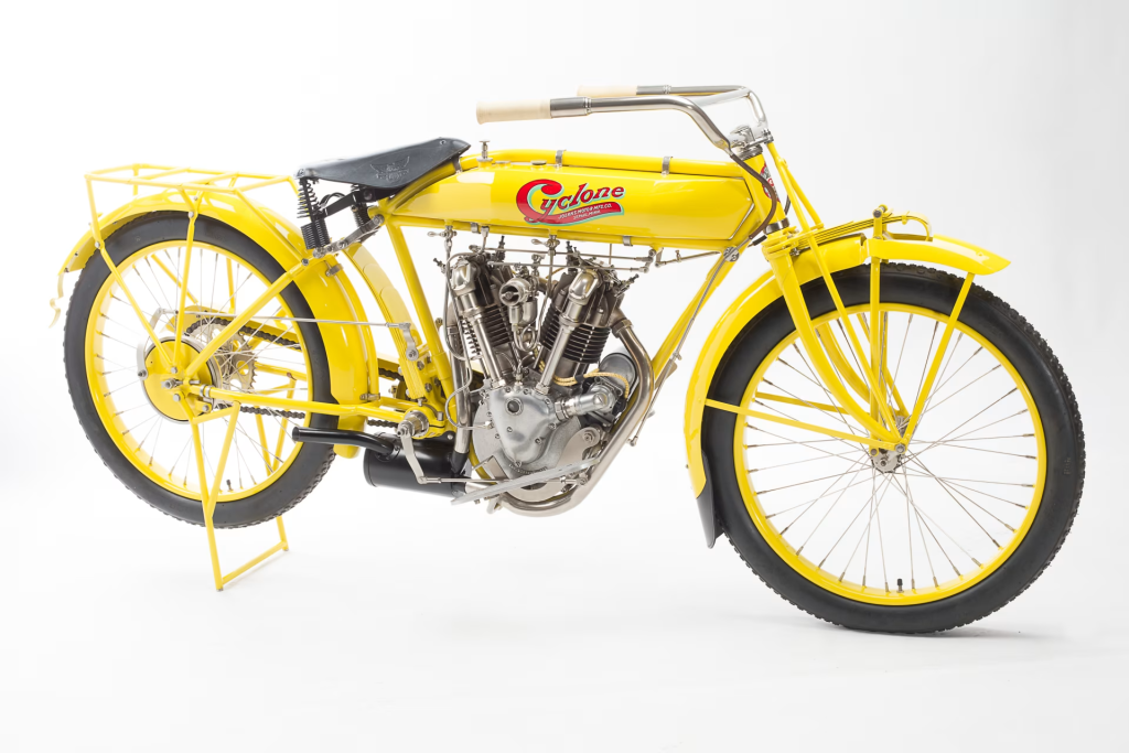 Découvrez la légendaire moto Cyclone, un roadster américain historique des années 1910, maintenant rumeur pour un renouveau moderne en 2025.