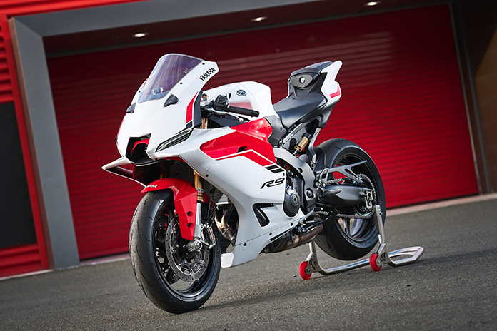 2025 Yamaha R9 Revue YZF-R9 Intensité Rouge blanche