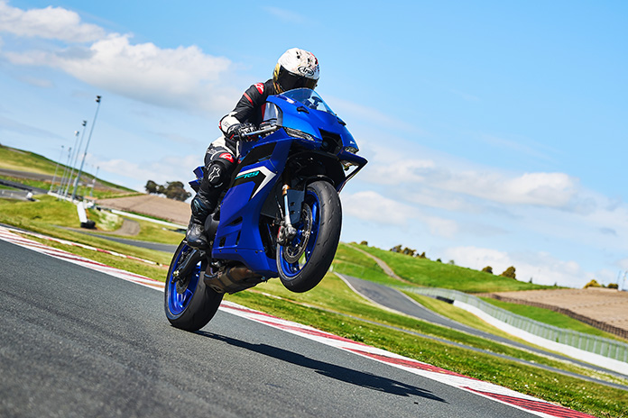 2025 Yamaha R9 Review YZF-R9 Wheelie