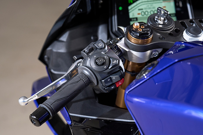 2025 YAMAHA R9 Revue YZF-R9 GRIP DE PAPIRES