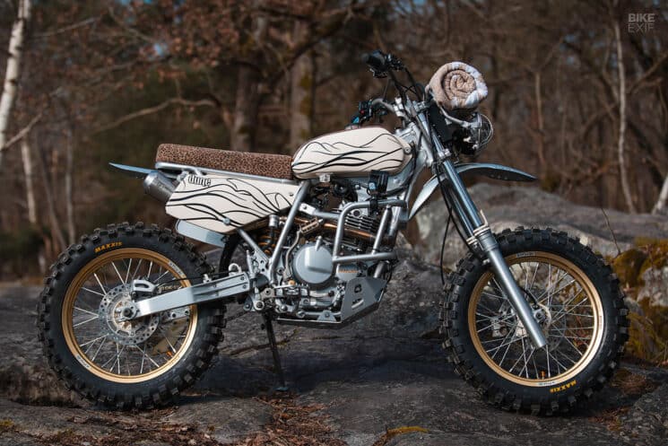 , Moto, Dune: Un Scrambler Suzuki DR350 destiné au désert