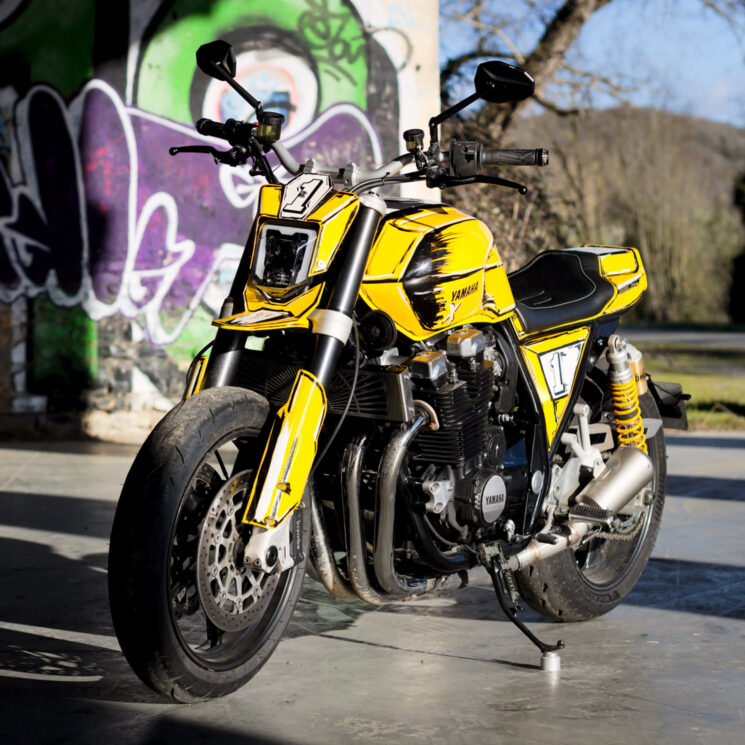 Yamaha XJR1300 Street Tracker par tumulte