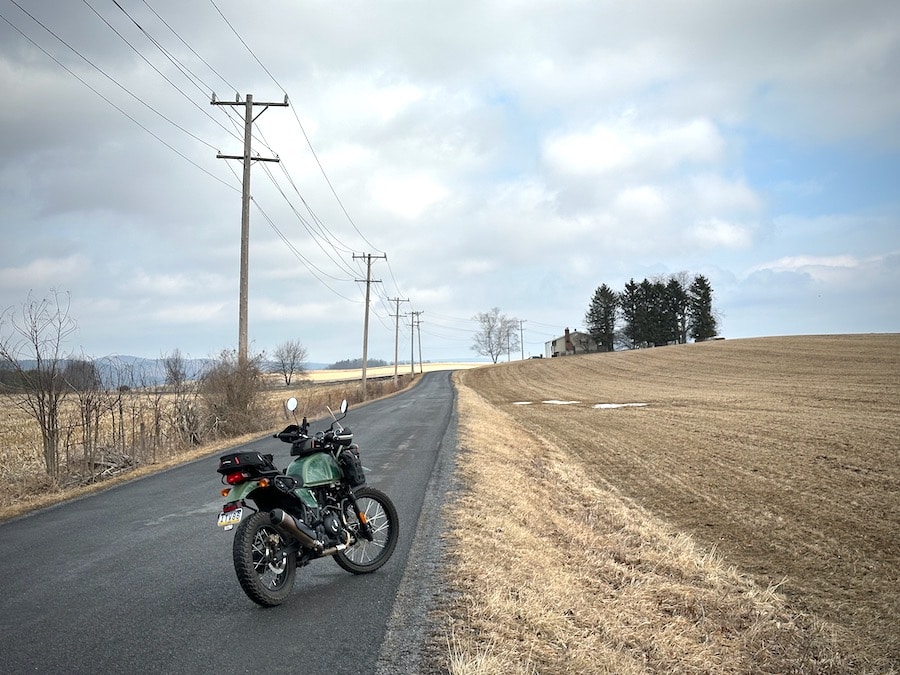 2022 Royal Enfield Himalayan Motorcycle sur une route rurale.