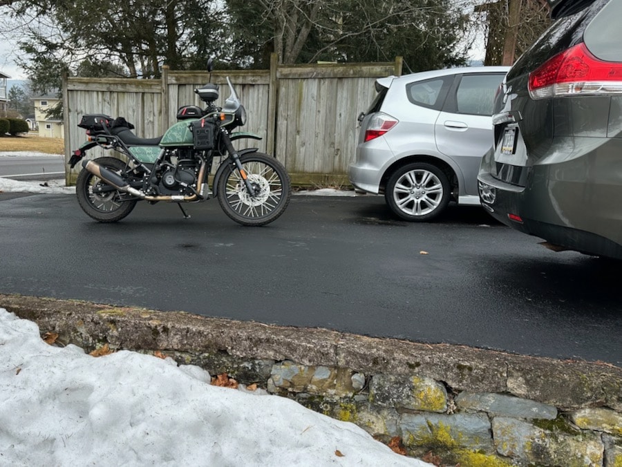 2022 Royal Enfield Himalayan garé dans une allée.