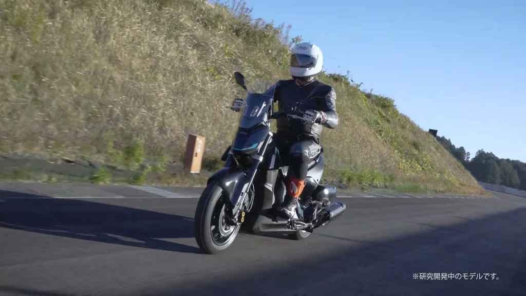 Yamaha introduit le scooter hybride XMax Sphev, avec un système hybride parallèle en série pour une efficacité, une flexibilité et des émissions plus faibles.