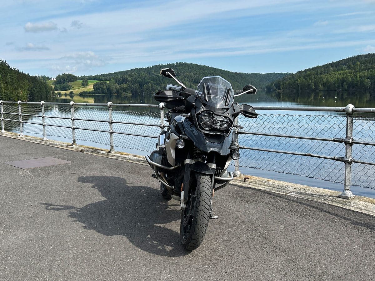 , Moto; Bass d’écran et spoilers, un sujet sans fin