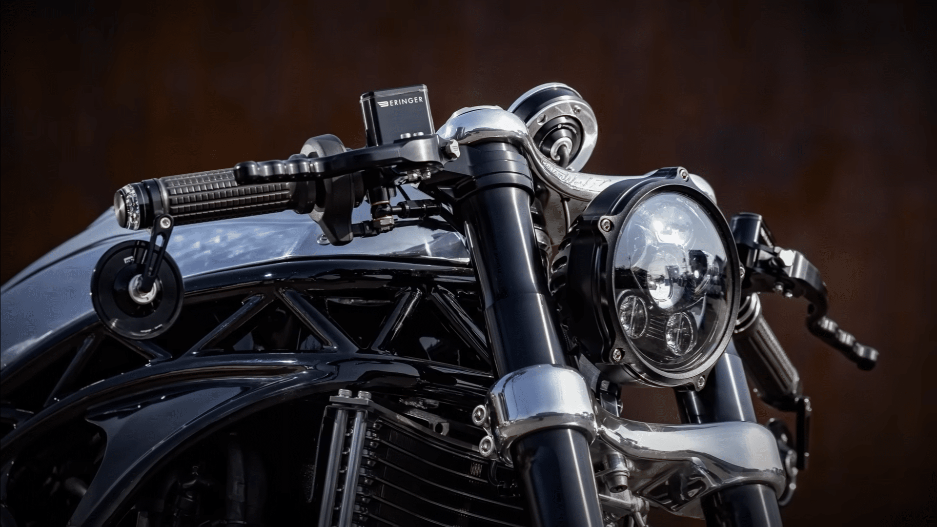 Moto-Cafe-Racer-BMW-K1600-par-Custom-Works-Zon