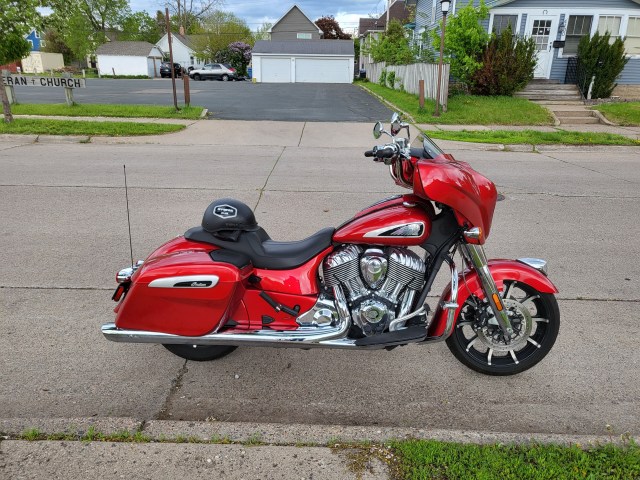 Moto-Deux-velos-deux-ames-embrassant-la-balade-avec-un