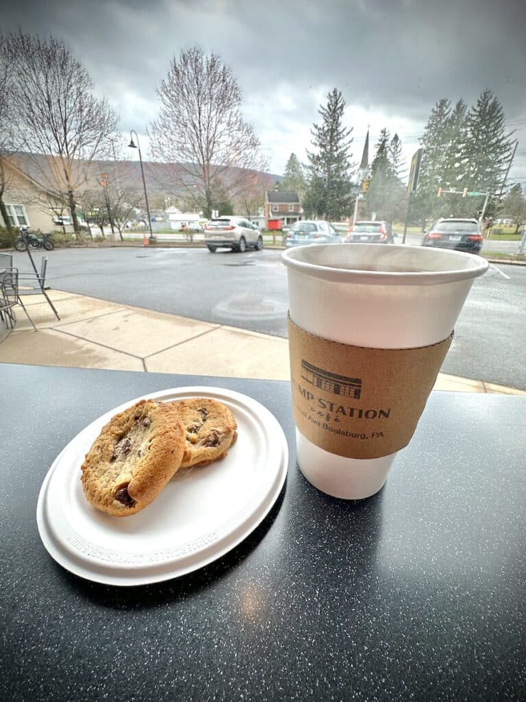 Biscuits au thé et aux pépites de chocolat au Pump Station Cafe.