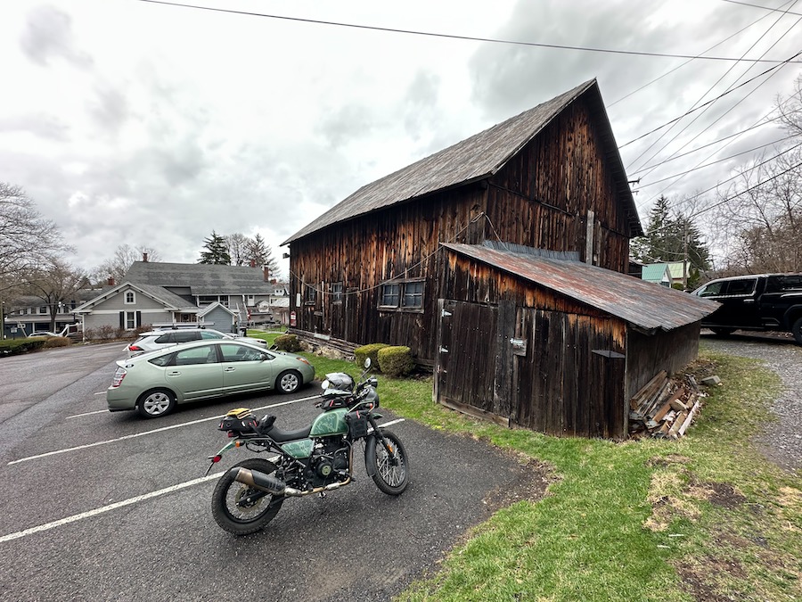2022 Royal Enfield Himalayan Motorcycle garé près d'une vieille grange.