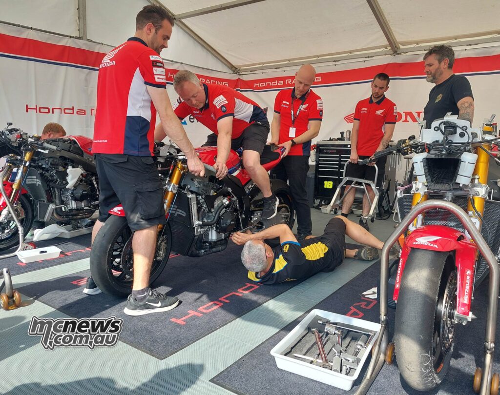 La Honda Mechanics cherchant à régler un peu plus de stabilité dans le Fireblade