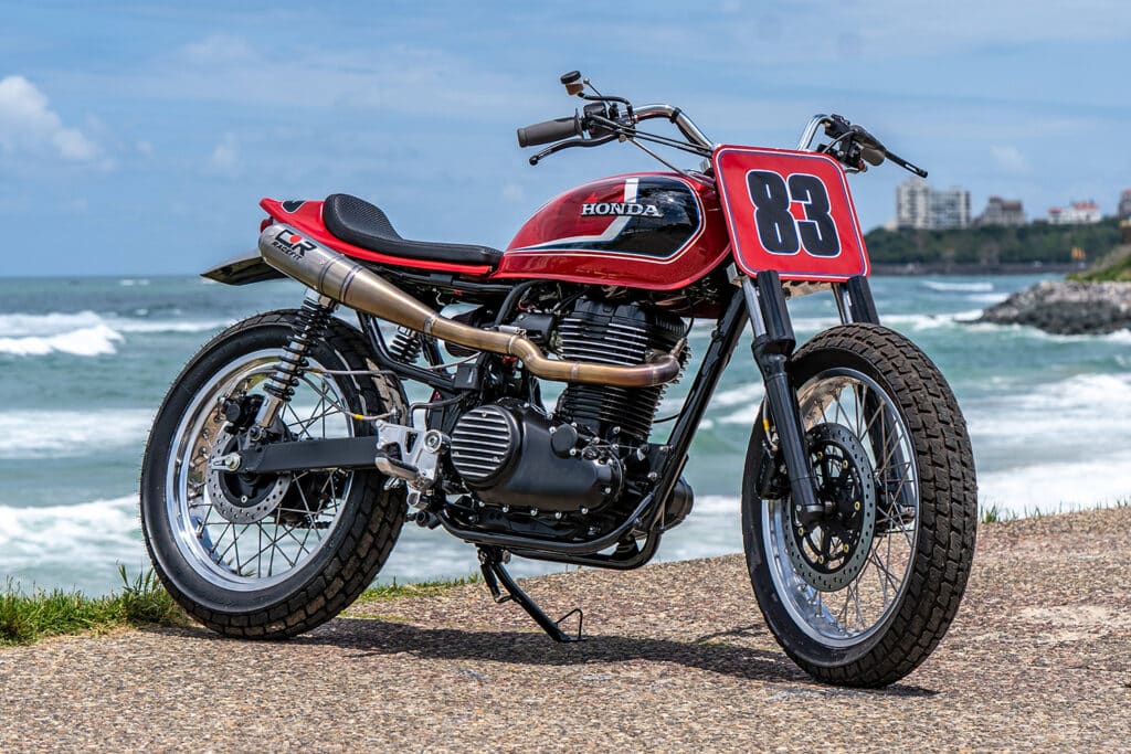 Moto-Roues-et-vagues-Honda-GB350S-Custom-Comp