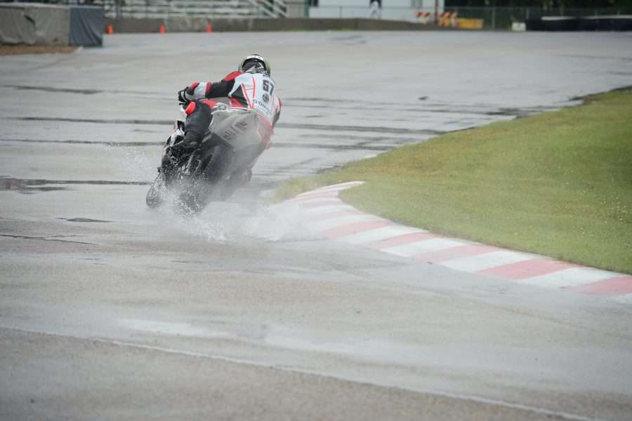Moto-Reflexions-aleatoires-piste-a-la-superbike-canadienne