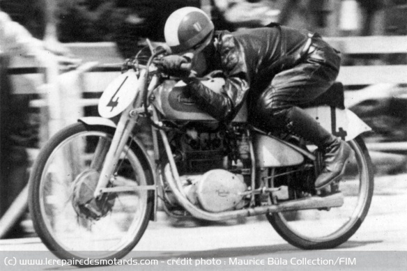 Bruno Ruffo en 1950 au guidon de la Mondial 125 Bruno Ruffo en 1950 au guidon de la Mondial 125