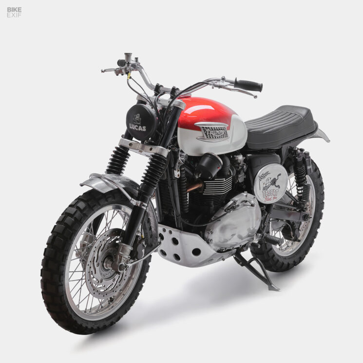 Triumph Scrambler Desert Sled par les moteurs à volants avant