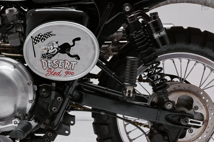 Triumph Scrambler Desert Sled par les moteurs à volants avant