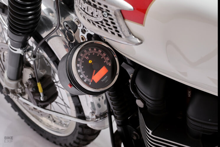 Triumph Scrambler Desert Sled par les moteurs à volants avant