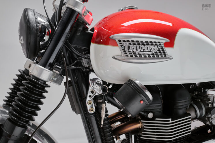 Triumph Scrambler Desert Sled par les moteurs à volants avant