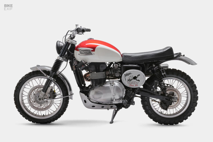 Triumph Scrambler Desert Sled par les moteurs à volants avant