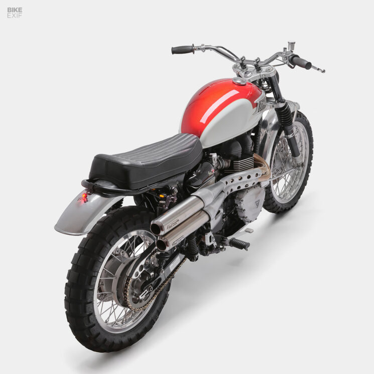 Triumph Scrambler Desert Sled par les moteurs à volants avant