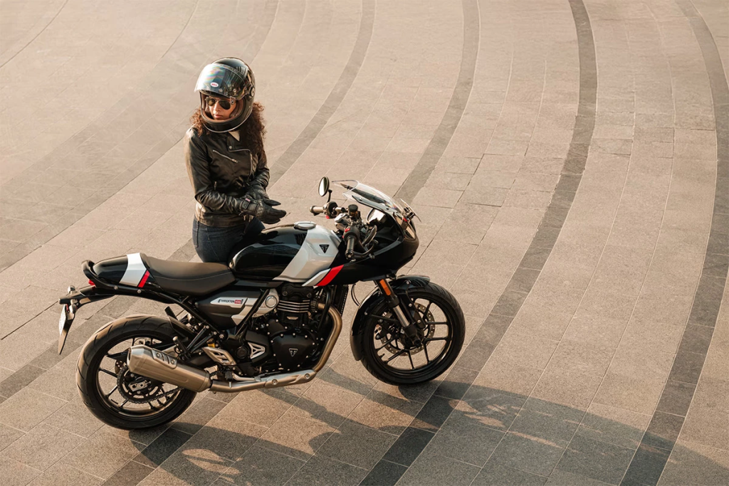 Le nouveau triomphe Thruxton 400 mélange un style Cafe Racer classique avec des performances modernes, avec un design semi-faire et une position de conduite sportive.