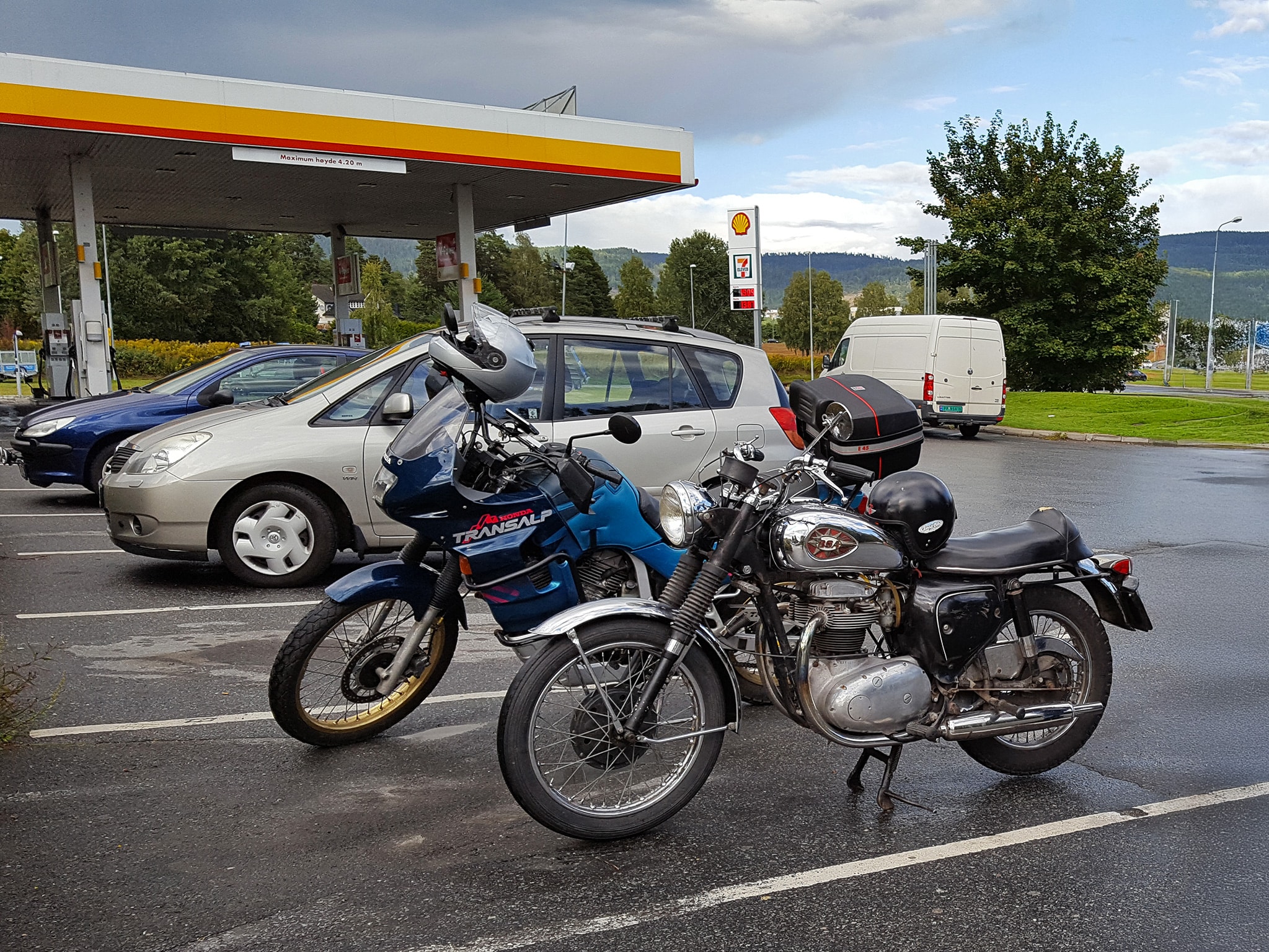 Motons de kilométrage ancien et élevé Kilométrage: deux vieilles motos (BSA 1956 & Honda Transalp 1994)