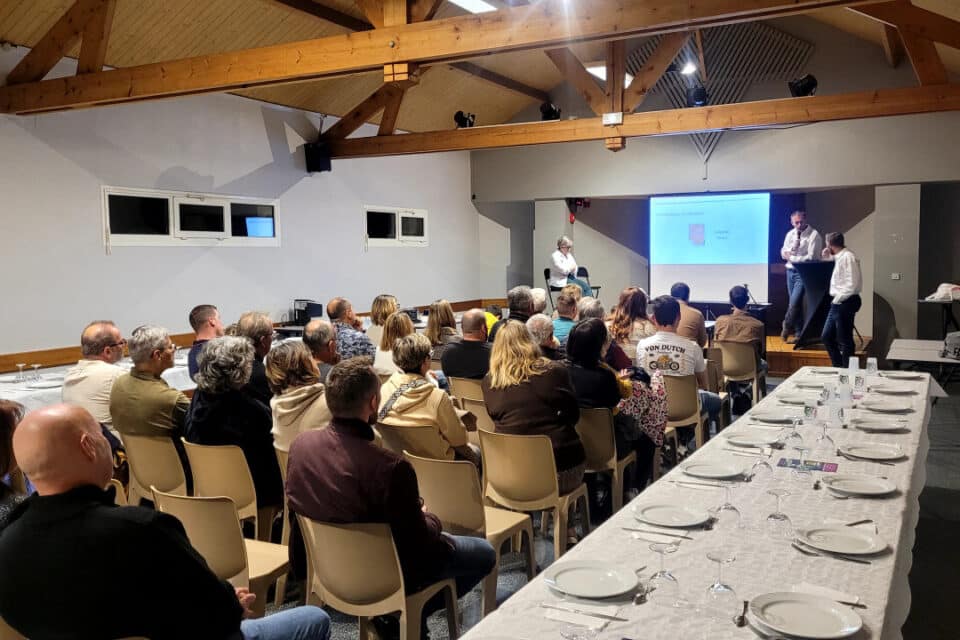 Les membres du Moto Club – Vallée de la Scie réunis à la salle des fêtes de Sauqueville lors de la présentation du bilan 2025.