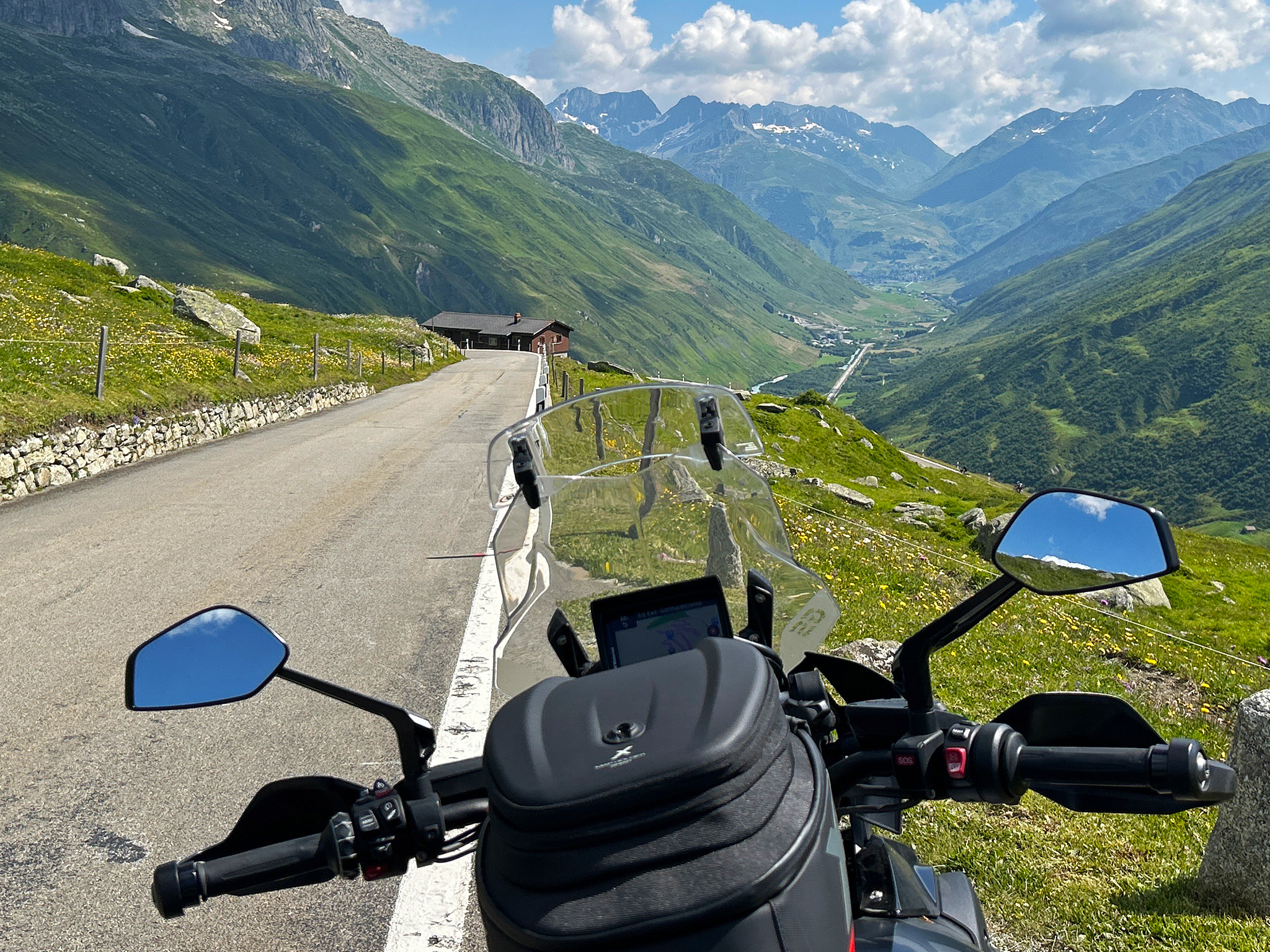 1250 GS en CH La 1250 GS le long de la Furkastrasse, Suisse