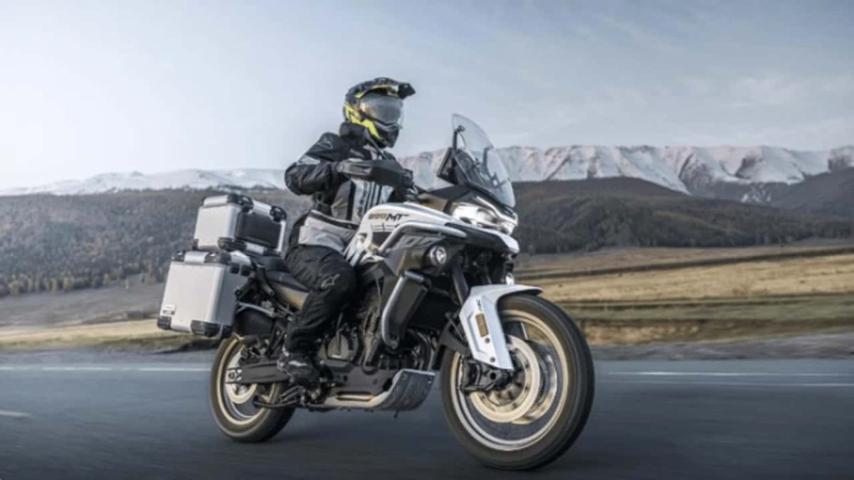 , Moto- Ce CFMoto a une suspension semi-active et est destiné à la compétition des poids moyens