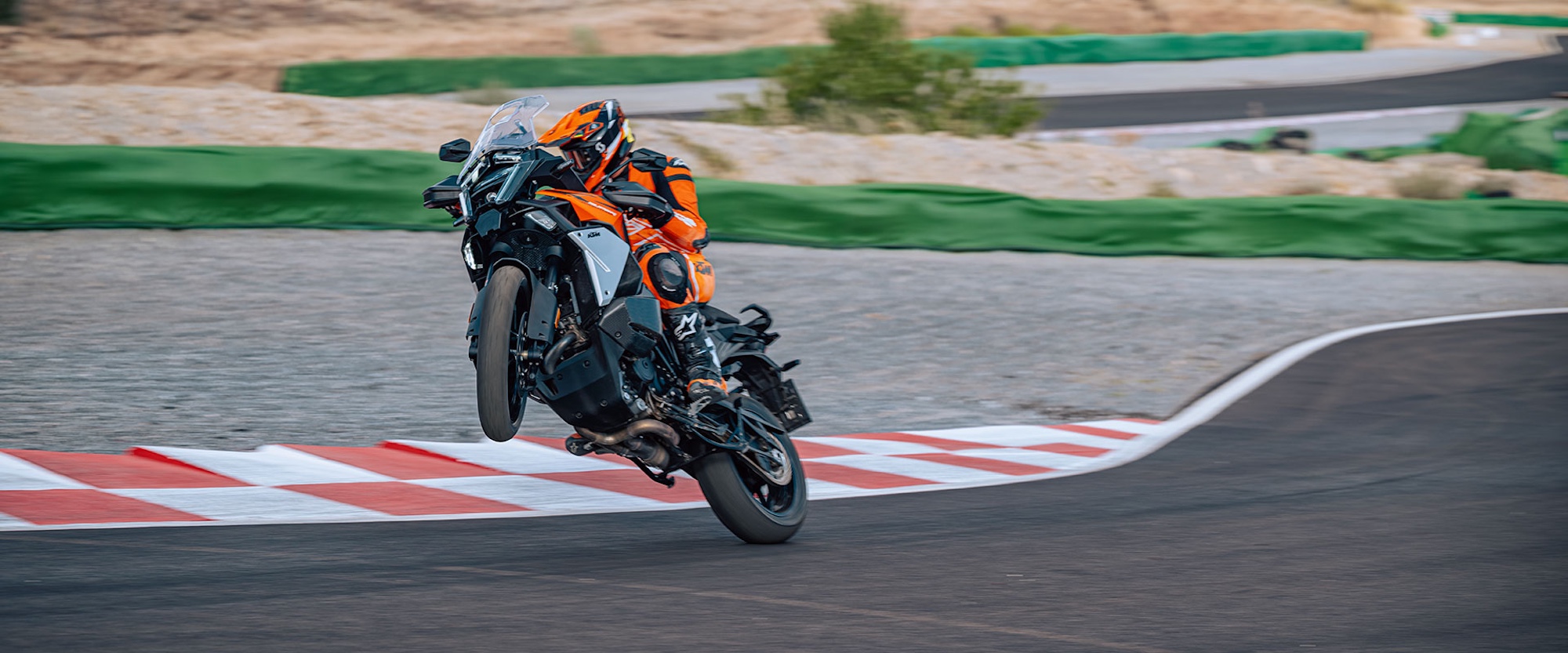 Une vue de la nouvelle 1390 Super Adventure S EVO 2026 de KTM sur le circuit. Médias provenant de KTM.