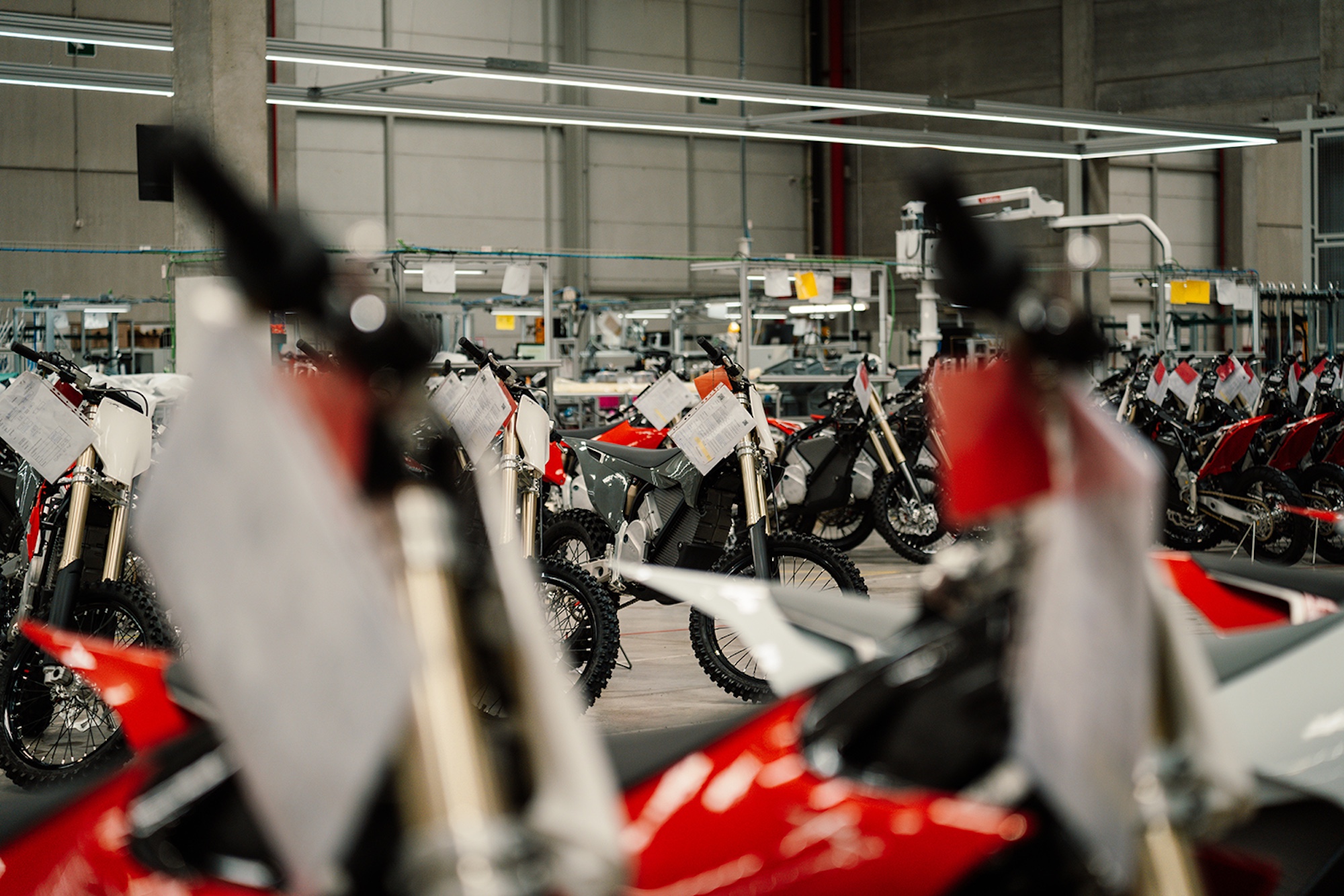 Une gamme de machines de motocross électriques Stark Future se préparant à trouver un nouveau propriétaire. Médias provenant de Stark Future.