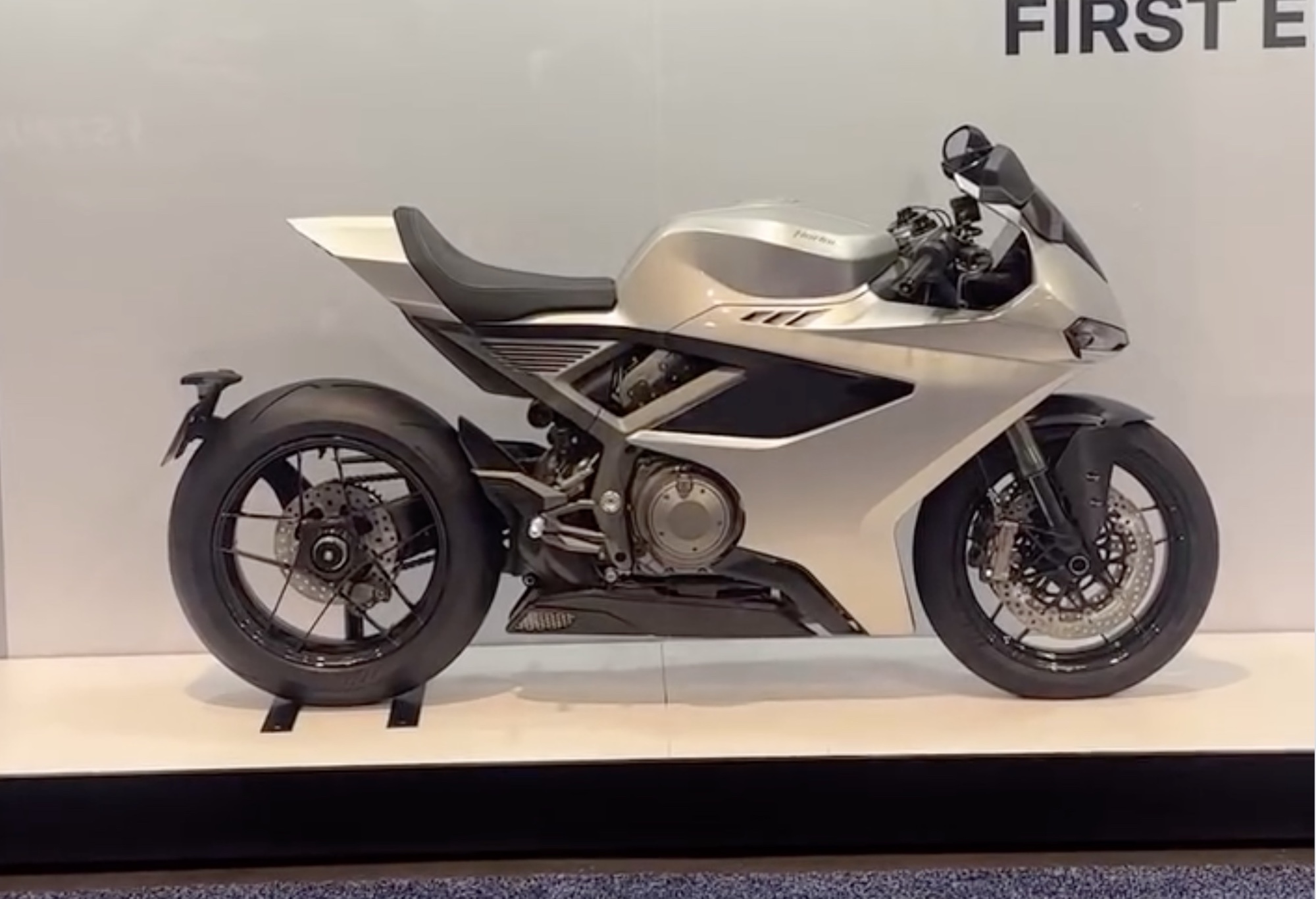 Une vue du Norton Manx R. Media provenant de la participation de Norton Motorcycles à l'AIMExpo.