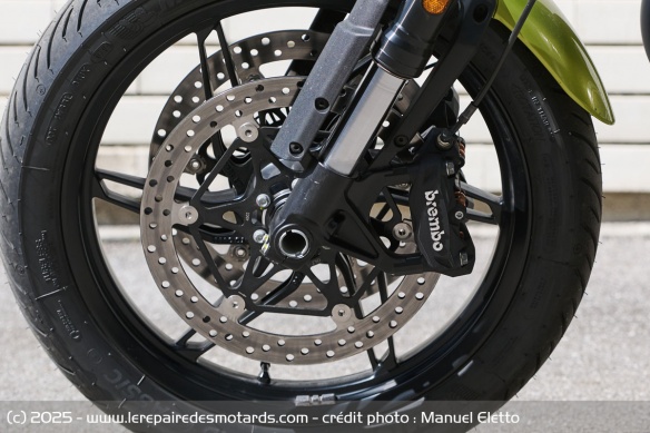 Les deux étriers radiaux Brembo de l'avant assurent un freinage puissant et progressif