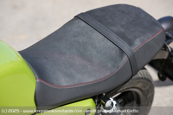 Plutôt confortable, la selle peut gêner certains gabarits par sa forme sur l'avant