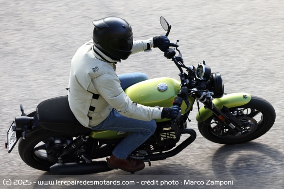 Le régulateur de vitesse facilite les trajets sur voies rapides, mais on regrette l'absence de bulle