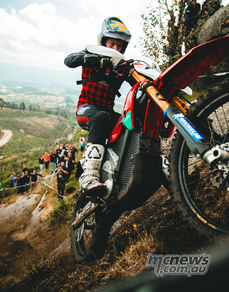 Vélo d'enduro électrique Stark VARG monté sur une montée rocheuse raide.