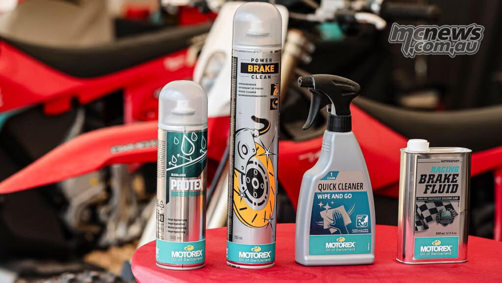 Produits d'entretien de moto MOTOREX exposés devant les motos électriques Stark VARG.