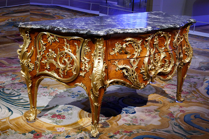 La commode fabriquée en 1739 par l'ébéniste Antoine-Robert Gaudreaux et le bronzier Jacques Caffieri pour la chambre de Louis XV à Versailles, présentée en 2022 dans l'exposition « Louis XV, passions d'un roi ». Photo : Connaissance des Arts