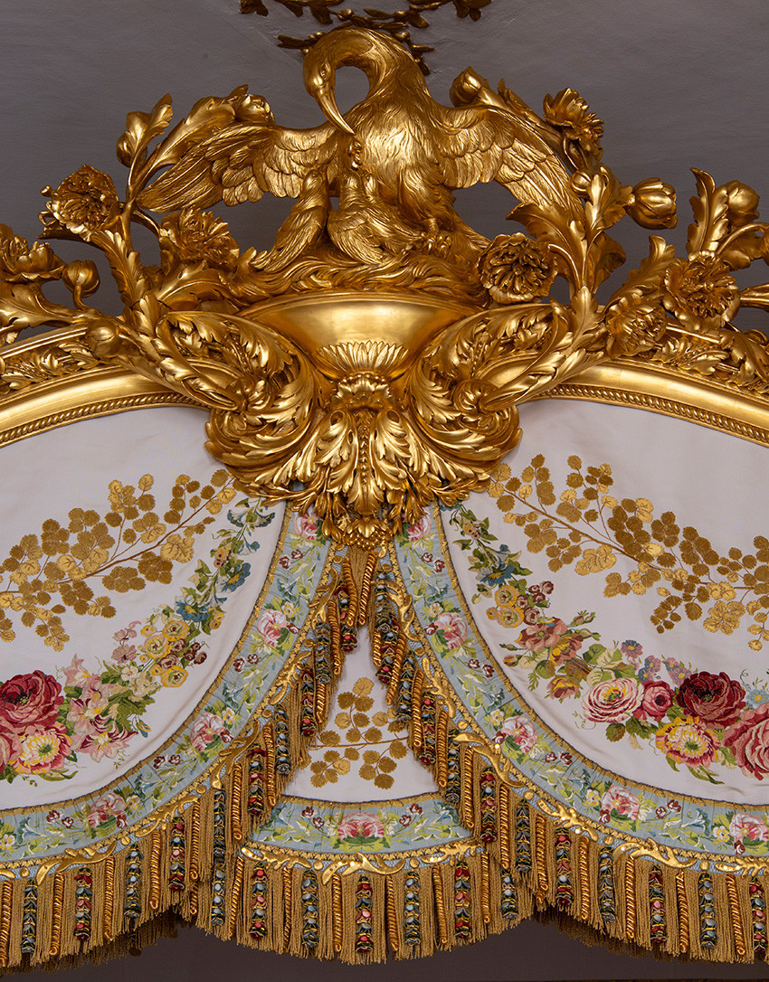 Détail du pélican de l'impériale du lit de Louis XVI restitué et présenté dans la chambre de l'appartement intérieur du Roi en 2026 au château de Versailles. Photo : Château de Versailles / D. Saulnier